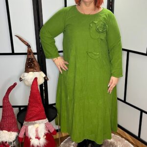 Gyönyörű mikrokord anyagból  készült maxi ruha 3D virággal díszítve oliva színben