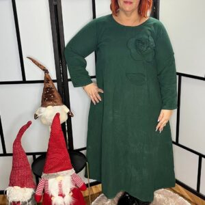 Gyönyörű mikrokord anyagból  készült maxi ruha 3D virággal díszítve fenyőzöld színben