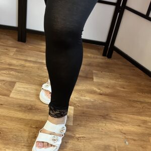 Vékonyabb pamut anyagú csipkés leggings fekete színben