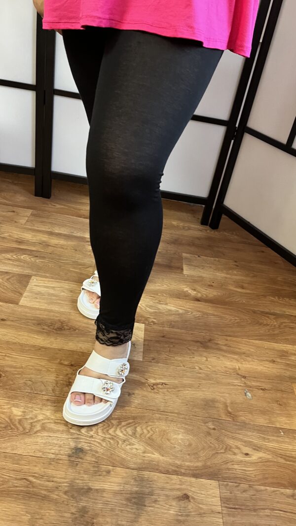 Vékonyabb pamut anyagú csipkés leggings fekete színben