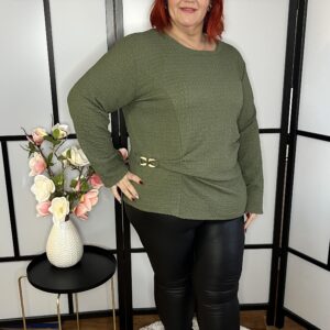 Derékrésznél húzott és arany csattal díszített felső keki színben