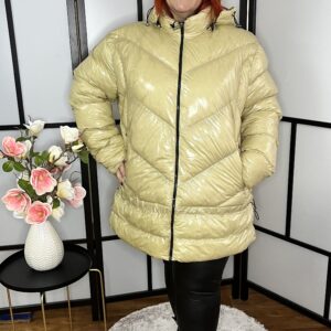 Hosszú fazonú, fényes steppelt, kapucnis téli kabát bézs színben