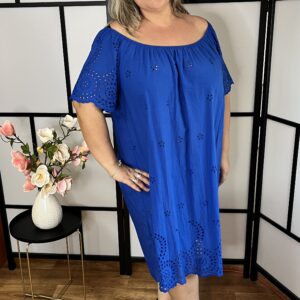 Gumis nyakú, extra méretű vászon ruha madeira díszítéssel királykék színben