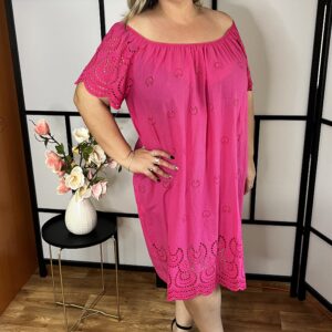 Gumis nyakú, extra méretű vászon ruha madeira díszítéssel pink színben