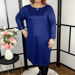 Kissé fényes anyagból készült gyönyörű kerek nyakú hagymaruha királykék színben oldalán két zsebbel