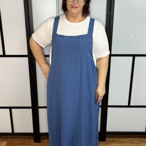 Farmerkék lefelé csíkos kantáros ruha, fehér pólóval