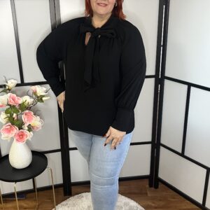 Zsorzsett anyagú, megköthető nyakú, egyenes fazonú felső fekete színben