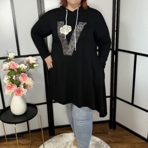 Két oldalt hosszított fazonú, A vonalú, kapucnis tunika köves díszítéssel fekete színben
