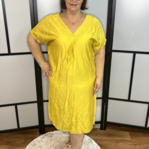Gyönyörű kissé hagyma fazonú olasz V nyakú ruha nyaknál holl varrással sárga színben
