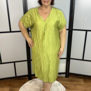 Gyönyörű kissé hagyma fazonú olasz V nyakú ruha nyaknál holl varrással oliva színben
