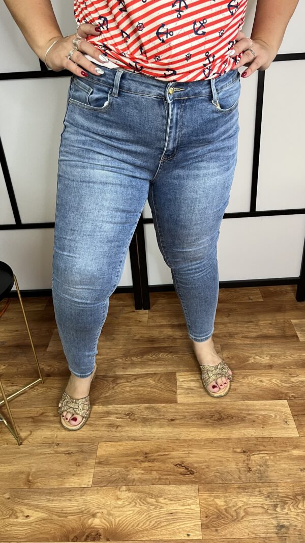 Gyönyörű push up fazonú szűk szárú skinny középkék színű farmer nadrág extra rugalmas anyagból