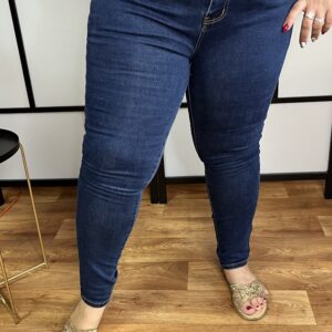 Sötétkék rugalmas farmer nadrág kívül varrott, skinny fazon