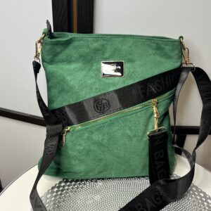 Velúr hatású klasszikus fazonú oldaltáska zöld színben