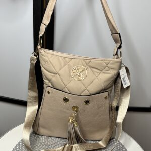 Műbőr nagyobb méretű steppelt oldaltáska arany dísszel rojttal homok színben