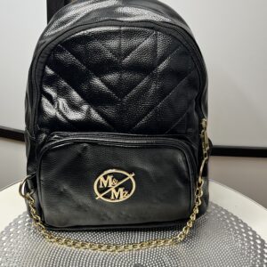 Pihe-puha műbőr anyagból készült közepes méretű hátizsák fekete színben