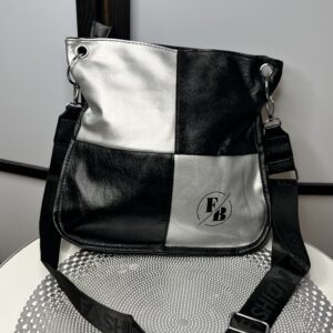 Kockákból álló divatos oldal/válltáska pihe puha műbőr anyagból fekete-ezüst színben