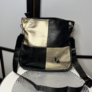 Kockákból álló divatos oldal/válltáska pihe puha műbőr anyagból fekete-arany színben