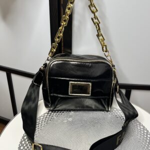 Kisebb méretű pihe-puha anyagú oldaltáska arany dísszel, dupla zipzárral fekete színben