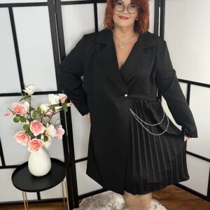 Igazán különleges zakóruha fekete színben