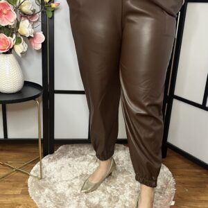 Alul gumírozott és gumis derékkal készült rugalmas műbőr nadrág csokibarna színben