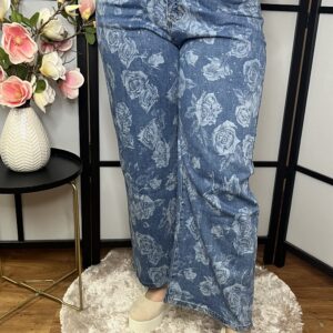 Magában virágos anyagú, apró kövekkel díszített farmernadrág