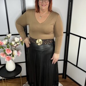 Nagyméretű, V nyakú, szuper anyagból készült body cappuccino színben