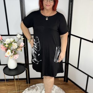 Fantasztikus pamut anyagból készült lefelé bővülő ruha elől zsebbel, mintával fekete színben