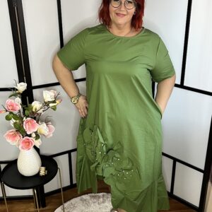 A vonalú, zsebes, anyagában virágokkal és kövekkel díszített ruha pisztácia színben