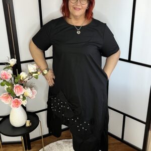 A vonalú, zsebes, anyagában virágokkal és kövekkel díszített ruha fekete színben