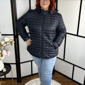 Belül pöttyös steppelt átmeneti kabát sötétkék színben EXTRA méretben