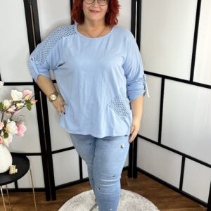 Olasz csodás pamut anyagból készült horgolt betétekkel díszített felső nagy méretben felhőkék színben