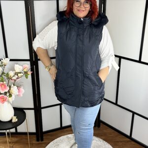 Vastagabb steppelt karcsúsított fazonú sötétkék mellény levehető szőrmés kapucnival