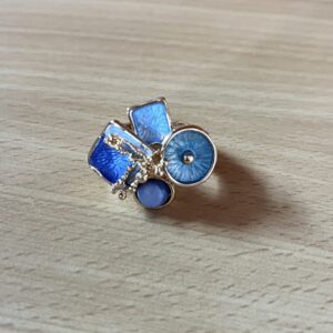 Gumis gyűrű kék virággal és kővel