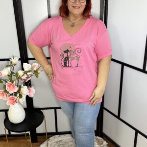 Pamut, V nyakú, alul passzés, cicákkal díszített felső/póló puncs színben