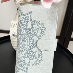 Nagy méretű, mandala mintás női műbőr pénztárca szürke színben