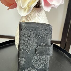 Közepes méretű gyönyörű hímzett mandala mintás pénztárca fekete színben