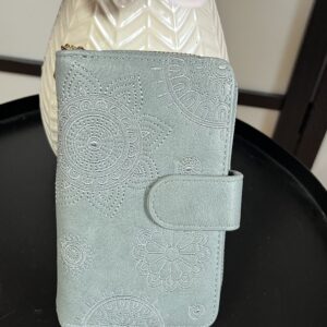 Közepes méretű gyönyörű hímzett mandala mintás pénztárca szürke színben