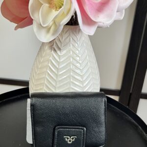 Kisebb méretű gyönyörű pihe puha anyagú pénztárca fekete színben