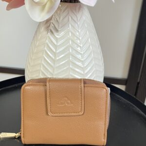 Kisebb méretű gyönyörű pihe puha anyagú pénztárca tevebarna színben