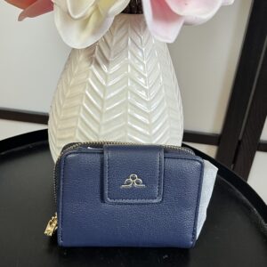 Kisebb méretű gyönyörű pihe puha anyagú pénztárca sötétkék színben