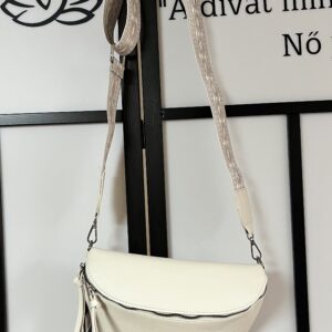 Puha anyagú nagyon mutatós szövött pánttal ellátott oldaltáska ekrü színben