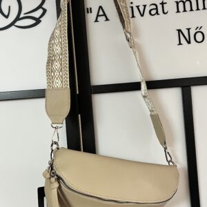 Puha anyagú nagyon mutatós szövött pánttal ellátott oldaltáska bézs színben