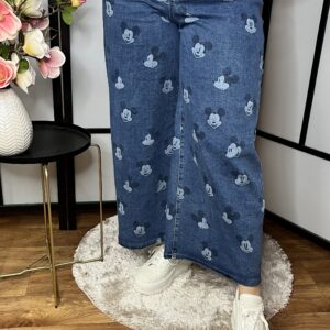 Egyedi és különleges, egyenes szárú MICKEY fejekkel díszített fantasztikus farmernadrág