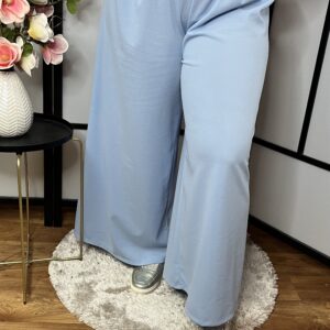 Gumis derekú egyenes, bő fazonú nadrág felhőkék színben