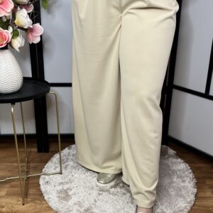 Gumis derekú egyenes, bő fazonú nadrág bézs színben