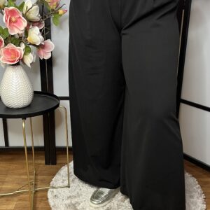 Gumis derekú egyenes, bő fazonú nadrág fekete színben