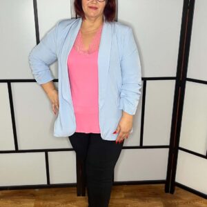 Közép méretű gomb nélküli, húzott ujjú blézer felhőkék színben