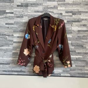 Derékban megköthető virágos zakó csokibarna színben