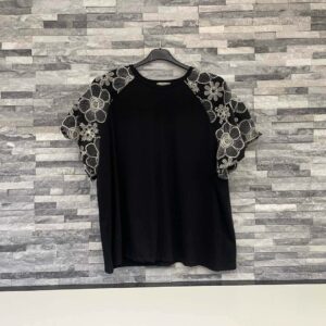 Madeirás ujjú fekete pólő